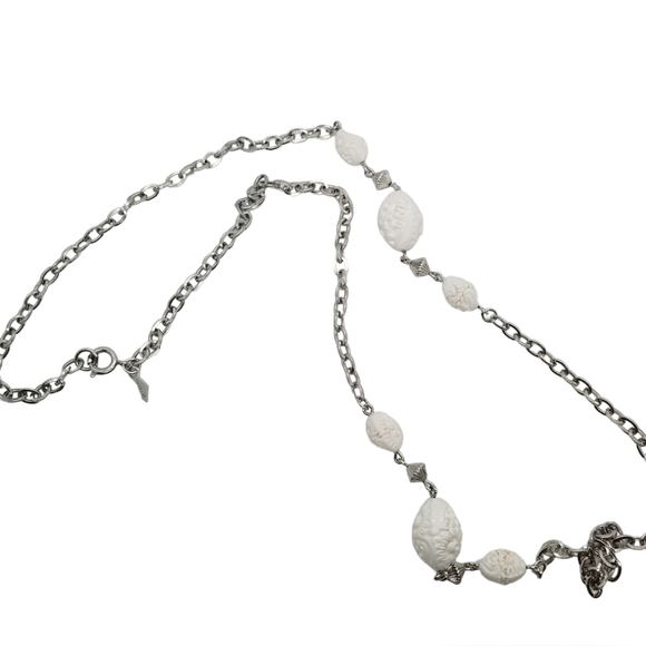 SARAH COVENTRY SILVERTONE CHAIN & WHITE CARVED FLORAL DESIGN BEAD NECKLACE - Picture 3 of 5